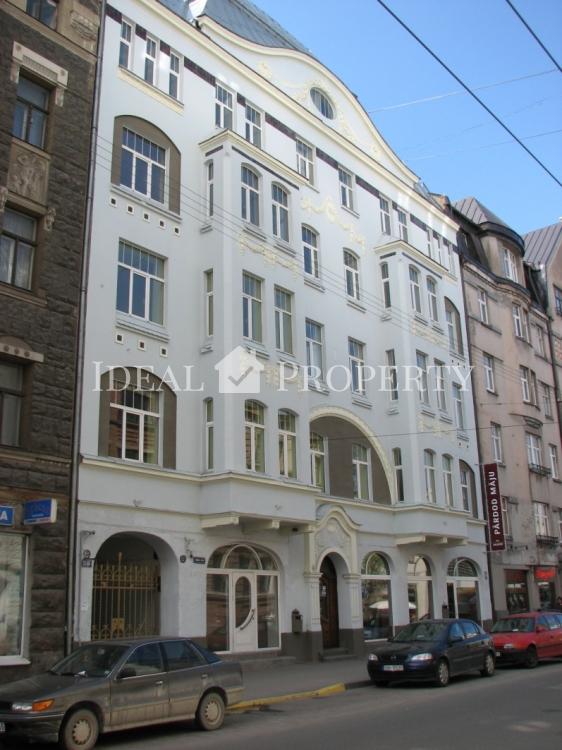 Completely renovated building with beautiful facade and inner yard. 